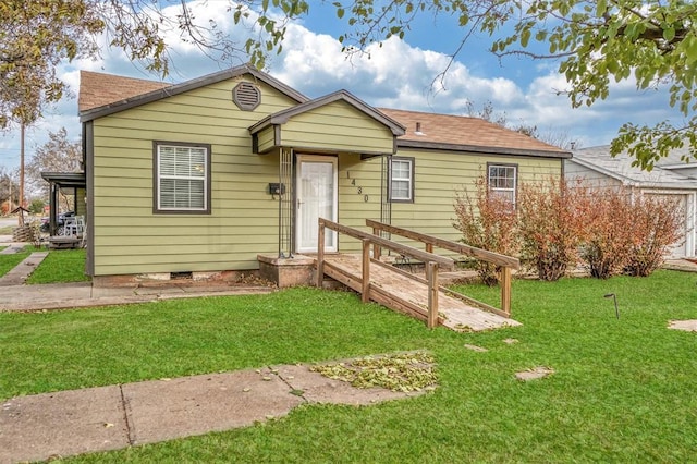 bungalow featuring a front lawn