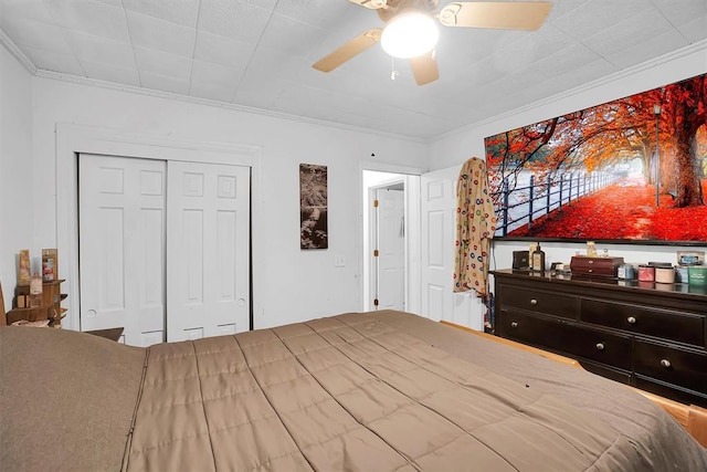 bedroom featuring ornamental molding, a closet, and ceiling fan