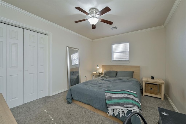 bedroom featuring ceiling fan, a closet, carpet, and crown molding