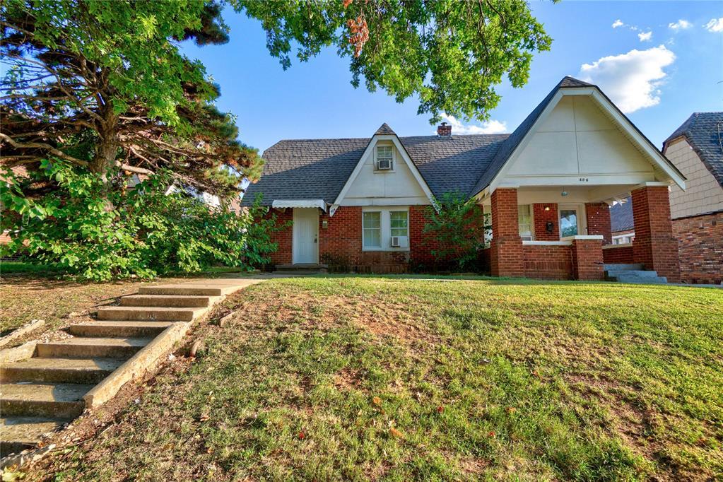 view of front of home with a front lawn