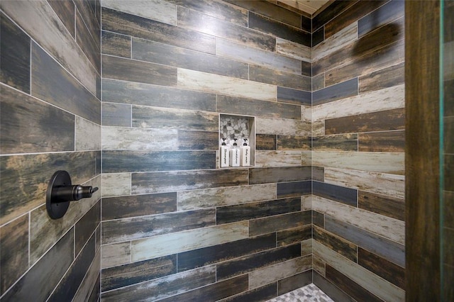 bathroom featuring a tile shower