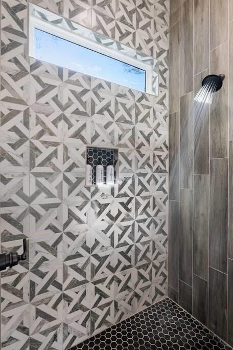 bathroom featuring a tile shower