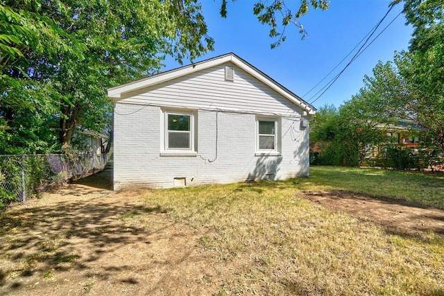 view of side of property featuring a lawn