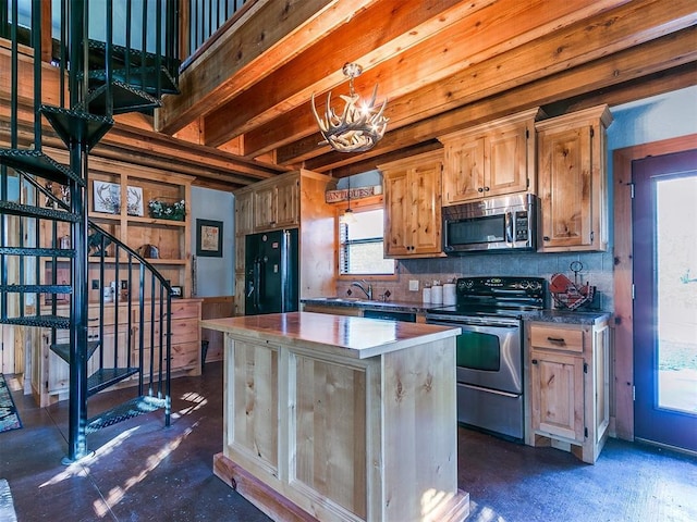 kitchen featuring a center island, sink, decorative light fixtures, an inviting chandelier, and stainless steel appliances