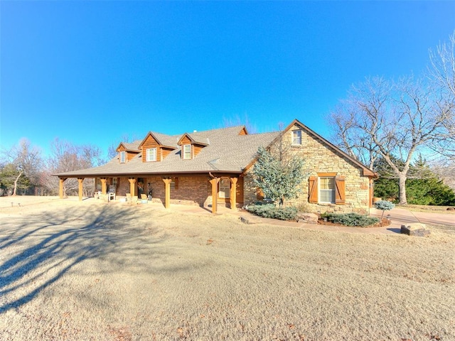 view of front of home featuring a front yard