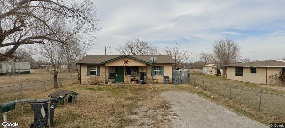 ranch-style house featuring a front yard