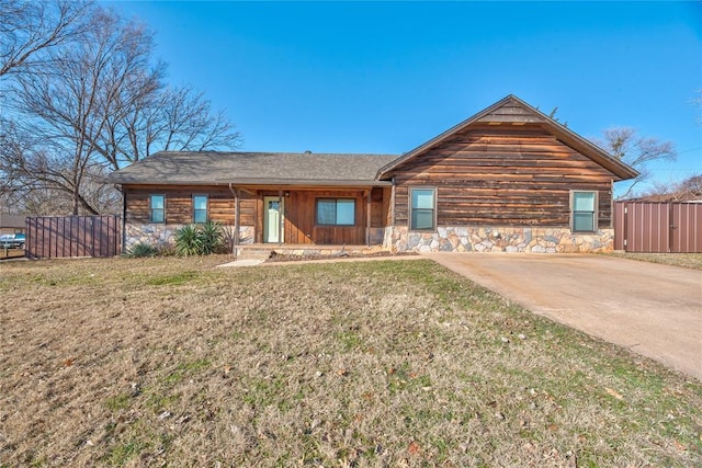 view of front of property featuring a front yard