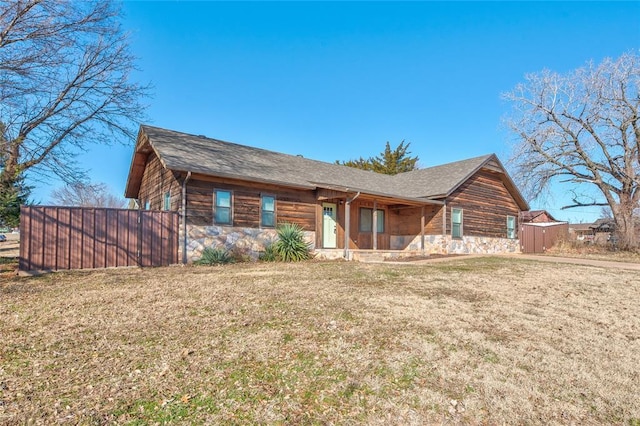 cabin featuring a front yard