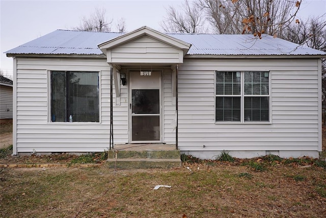 view of front of property with a front yard