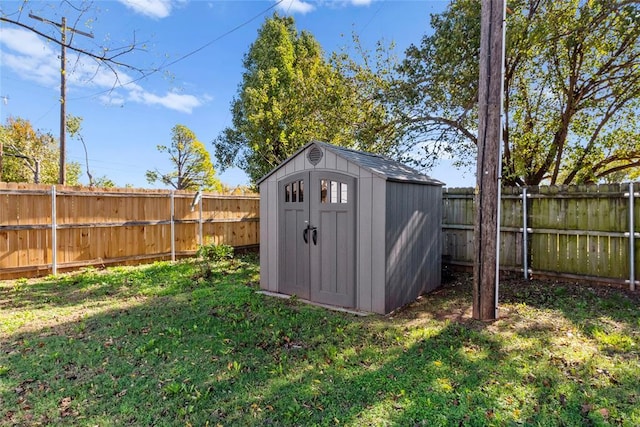 view of outdoor structure featuring a yard