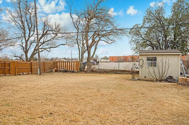 view of yard featuring a shed