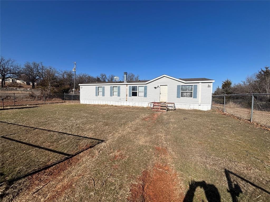 manufactured / mobile home featuring a front lawn