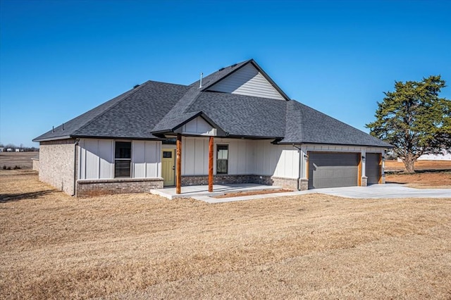 modern farmhouse style home featuring a garage and a front yard