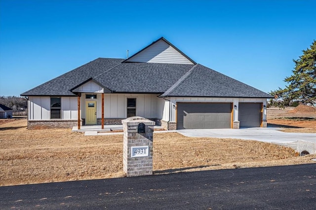 view of front facade with a garage