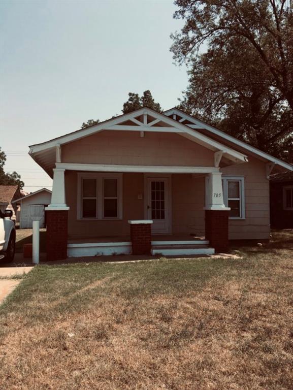 view of front of home featuring a porch and a front yard