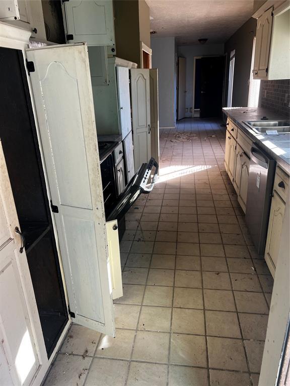 kitchen with tasteful backsplash, sink, and stainless steel dishwasher