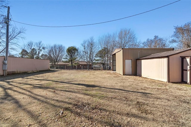 view of yard with an outbuilding