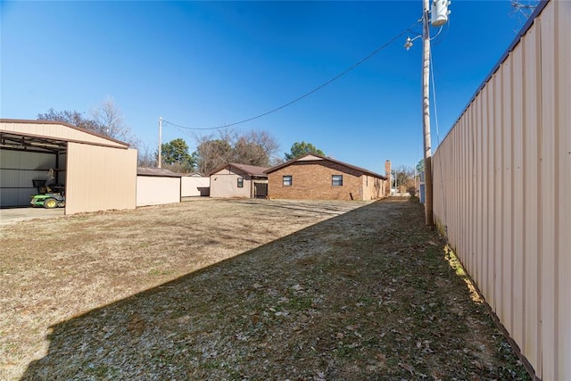 view of yard featuring an outdoor structure