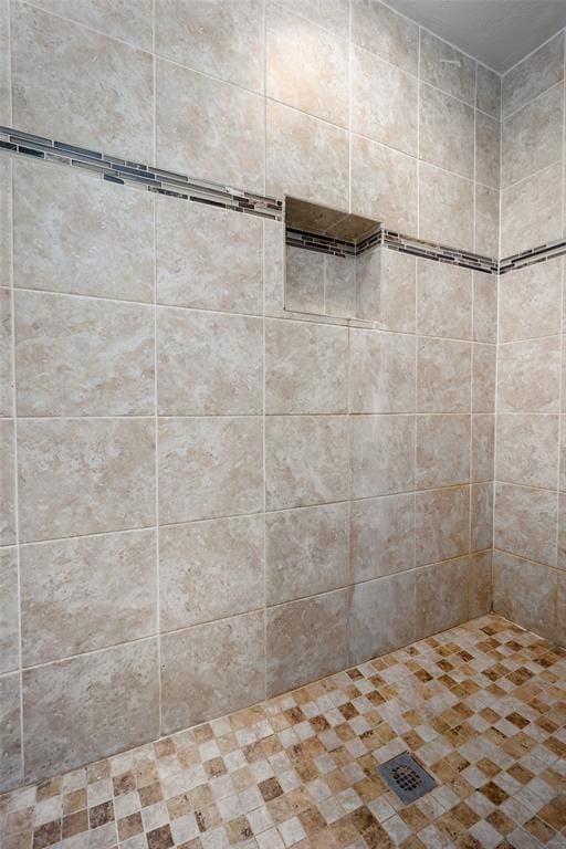 bathroom featuring a tile shower