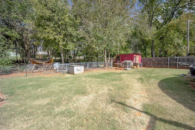 view of yard with an outdoor structure