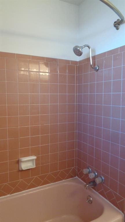 bathroom featuring tiled shower / bath