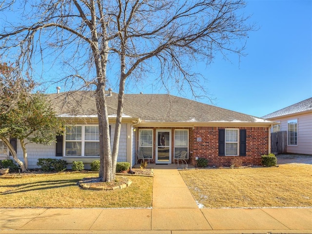 single story home with a front lawn