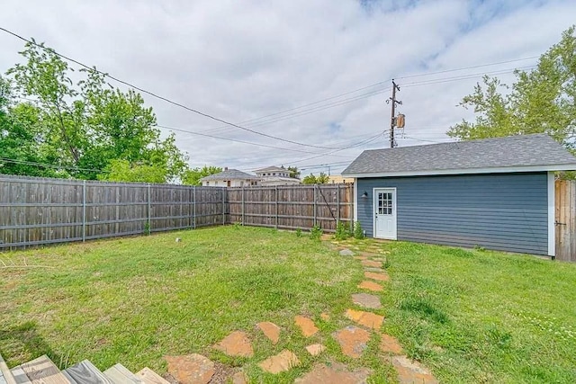 view of yard featuring an outdoor structure