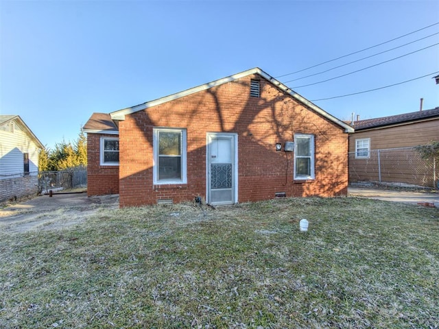 back of house featuring a lawn