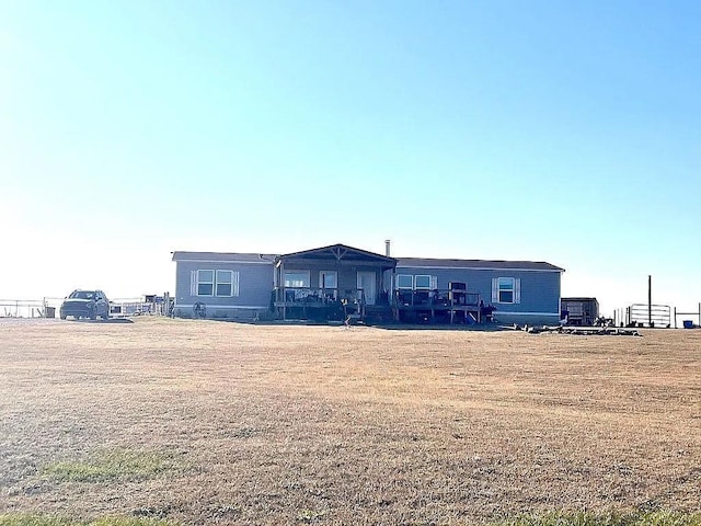 view of front of house featuring a front lawn