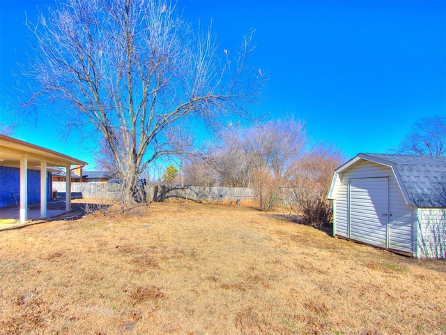 view of yard with a shed