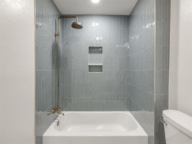 bathroom with tiled shower / bath and toilet