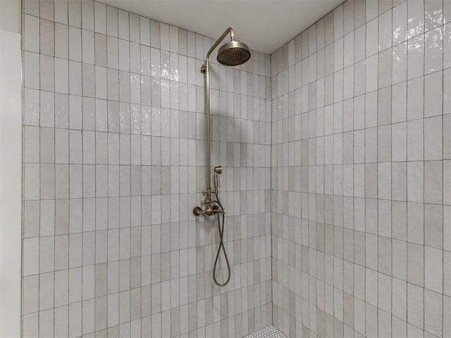 bathroom featuring a tile shower