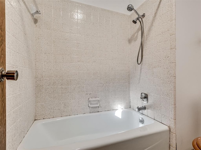 bathroom with tiled shower / bath