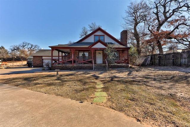 view of front facade featuring a porch and a front lawn