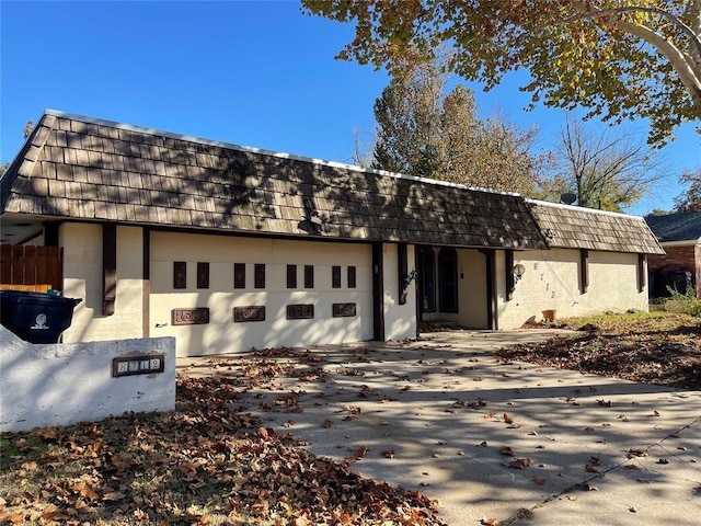 view of front of property featuring a garage