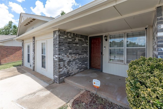 property entrance featuring a patio