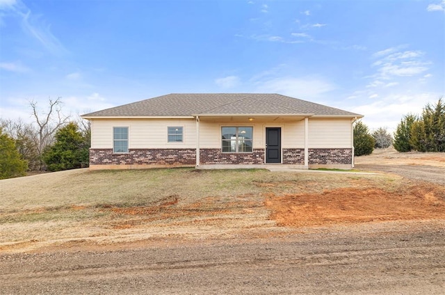 view of front of property featuring a front lawn