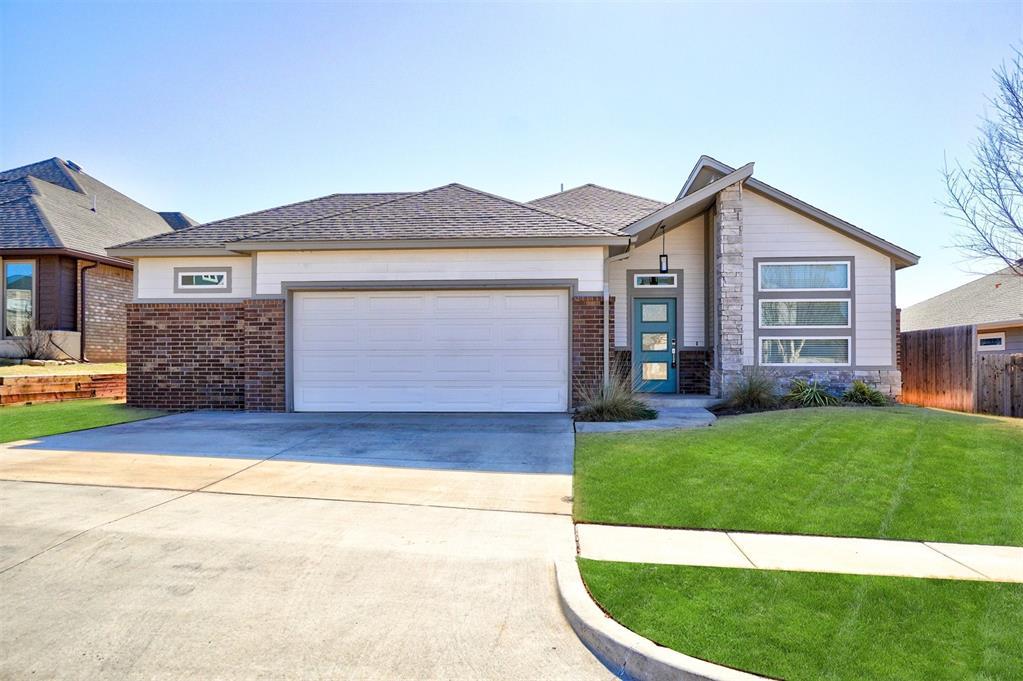 view of front of property featuring a garage and a front yard