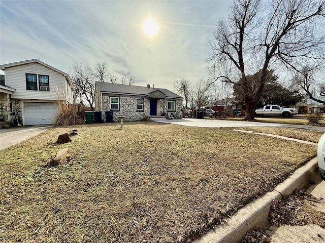 view of front of property featuring a garage and a front yard