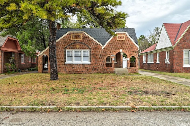 view of front facade featuring a front lawn