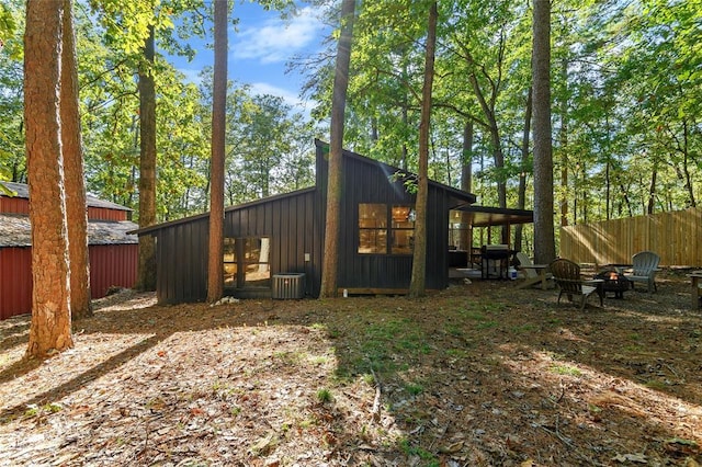 exterior space featuring an outbuilding