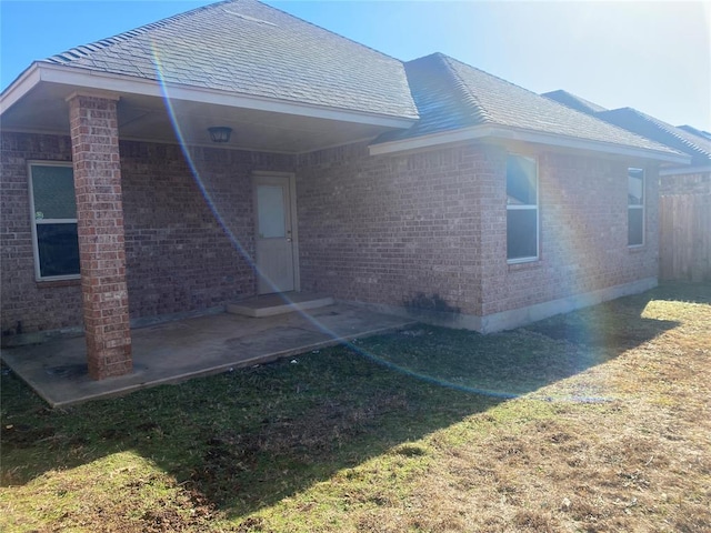 view of front of home with a front lawn