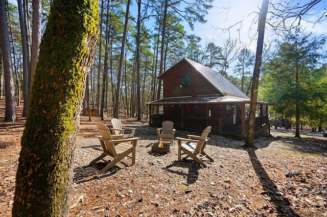 view of yard featuring an outdoor fire pit