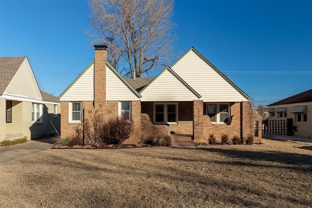 view of front facade featuring a front lawn