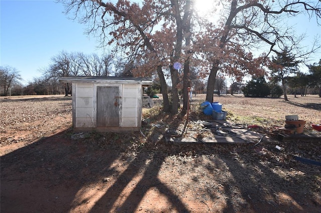 view of yard featuring a storage unit