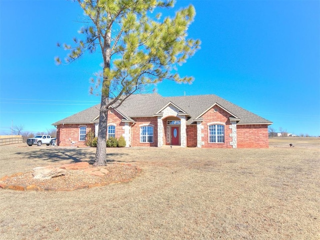 ranch-style house featuring a front yard