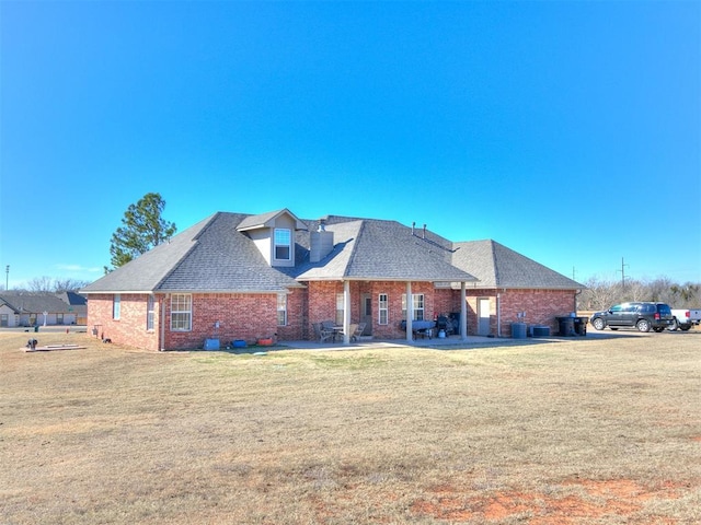 view of front of home featuring a front yard