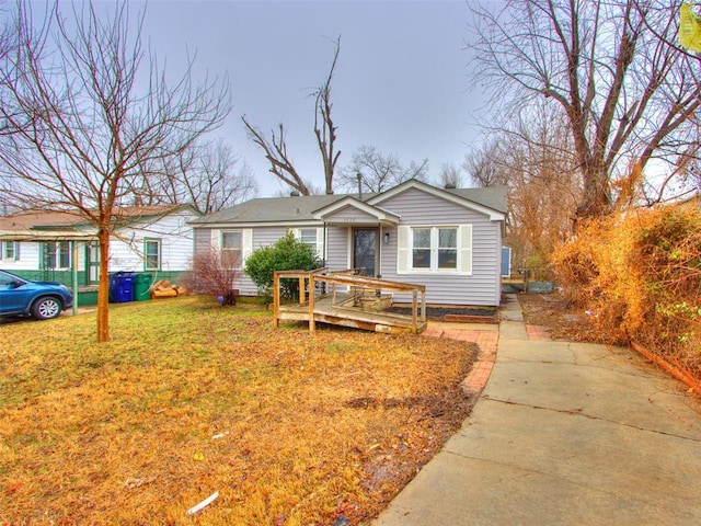 view of front facade featuring a front yard