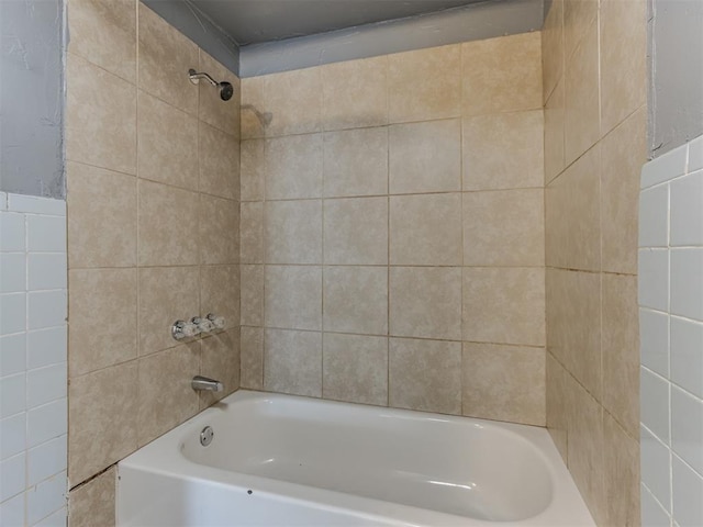 bathroom featuring tiled shower / bath combo