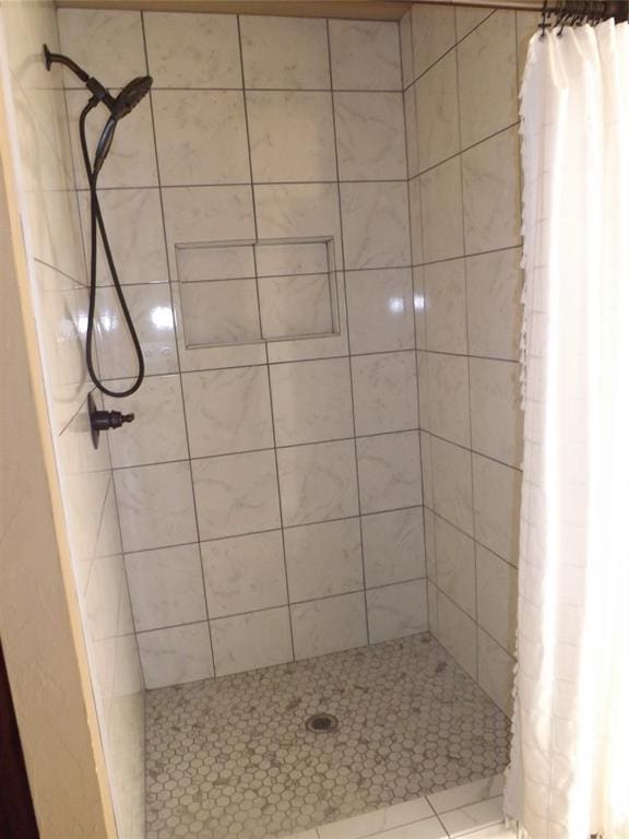 bathroom featuring a shower with curtain